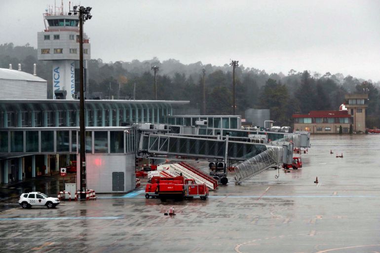 Vista del aeropuerto de Vigo en el que los fuertes vientos han obligado a desviar cinco vuelos y a cancelar otros cinco entre la ciudad gallega y Madrid. Vista del aeropuerto de Vigo en el que los fuertes vientos han obligado a desviar cinco vuelos y a cancelar otros cinco entre la ciudad gallega y Madrid.