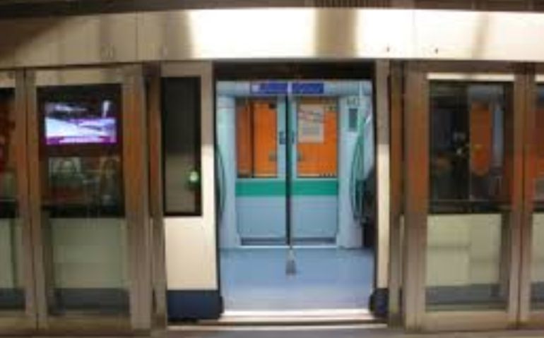 Las mamparas se abren una vez se detiene el tren Las mamparas se abren una vez se detiene el tren