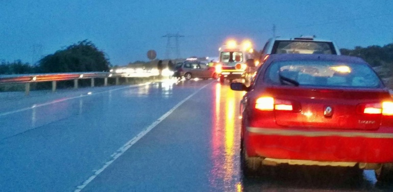 La carretera ha quedado cortada durante más de media hora La carretera ha quedado cortada durante más de media hora