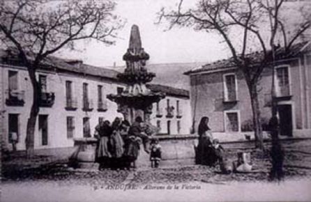 Postal costumbrista que muestra la segunda ubicación de la fuente barroca, en el altozano de la Victoria Postal costumbrista que muestra la segunda ubicación de la fuente barroca, en el altozano de la Victoria