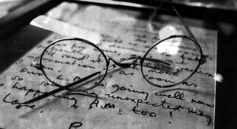 Las gafas de John Lennon subastadas en Londres en una foto de archivo. Las gafas de John Lennon subastadas en Londres en una foto de archivo.