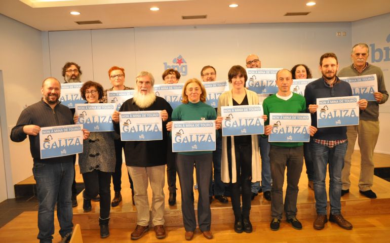 Ana Pontón junto a concejales y concejalas del BNG en ayuntamientos afectados por el proyecto de la mina de Touro Ana Pontón junto a concejales y concejalas del BNG en ayuntamientos afectados por el proyecto de la mina de Touro