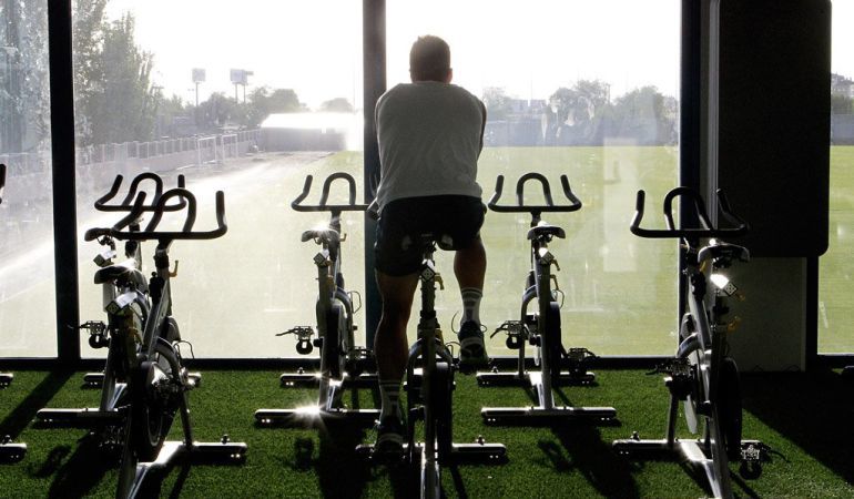 Imagen de archivo de cuatro niños jugando un partido de futbol