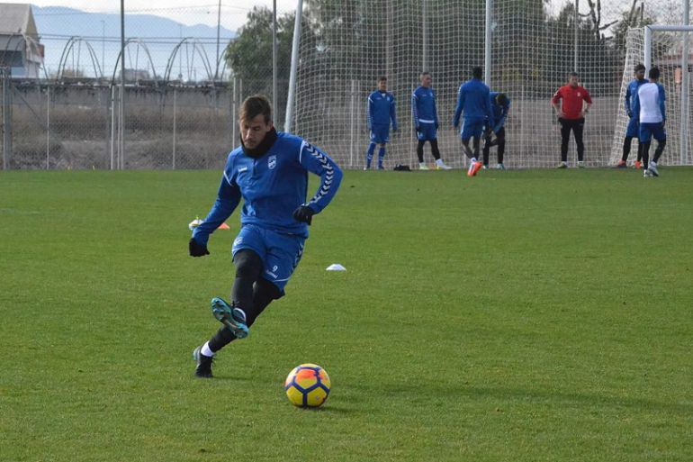 Chumbi golpea el balón en un entrenamiento del Lorca FC Chumbi golpea el balón en un entrenamiento del Lorca FC