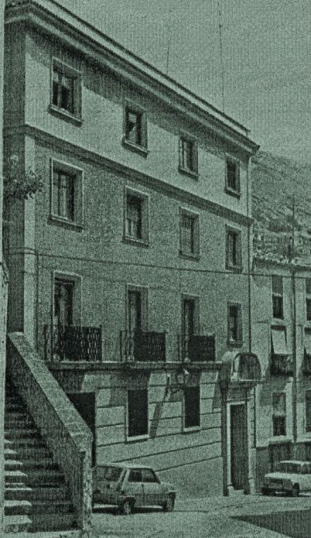 Actual sede del Centro de Discapacitados Intelectuales 'Infantas de España' en la calle Alonso de Ojeda de Cuenca, sede hasta los años 40 del siglo XX del Teatro Principal, antes de la Paz y antes El Liceo. Actual sede del Centro de Discapacitados Intelectuales 'Infantas de España' en la calle Alonso de Ojeda de Cuenca, sede hasta los años 40 del siglo XX del Teatro Principal, antes de la Paz y antes El Liceo.