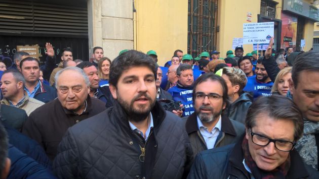 Resultado de imagen de MANIFESTACION AGRICULTORES MURCIANOS Y POLITICOS