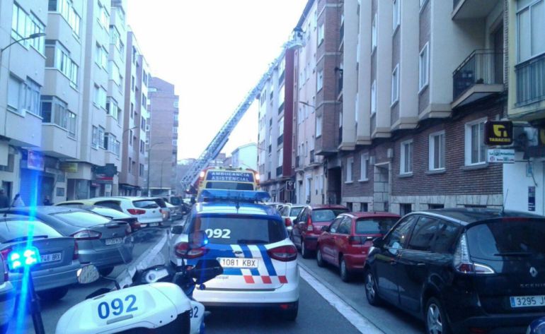 Los bomberos han tenido que desplegar la escala para sacar a la mujer de su vivienda Los bomberos han tenido que desplegar la escala para sacar a la mujer de su vivienda