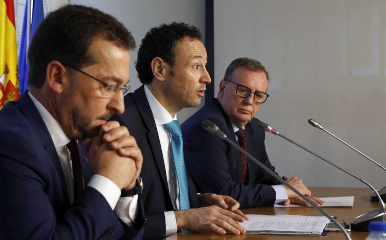 De izquierda a derecha, Genaro Alonso (consejero de Educación), Guillermo Martínez (Presidencia) y Francisco del Busto (Sanidad). De izquierda a derecha, Genaro Alonso (consejero de Educación), Guillermo Martínez (Presidencia) y Francisco del Busto (Sanidad).
