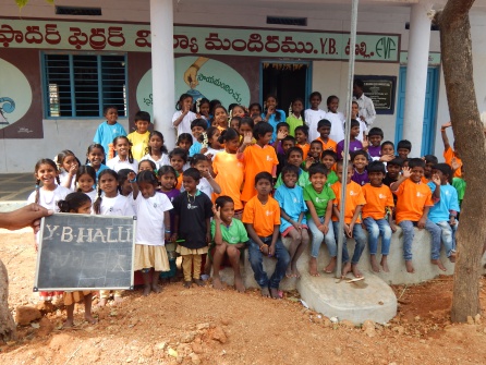 Los niños de Anantapur con León Los niños de Anantapur con León