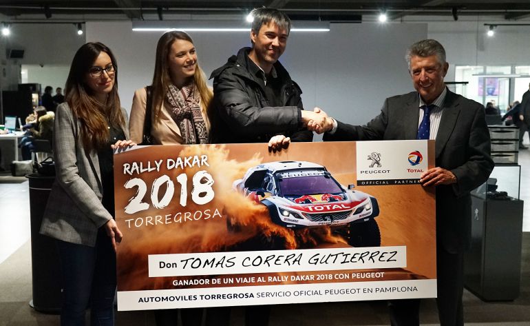 La responsable de Marketing de Total España, Lucía Sánchez; el ganador del premio, Tomás Corera Gutiérrez; y el director de Automóviles Torregrosa, José Torregrosa La responsable de Marketing de Total España, Lucía Sánchez; el ganador del premio, Tomás Corera Gutiérrez; y el director de Automóviles Torregrosa, José Torregrosa