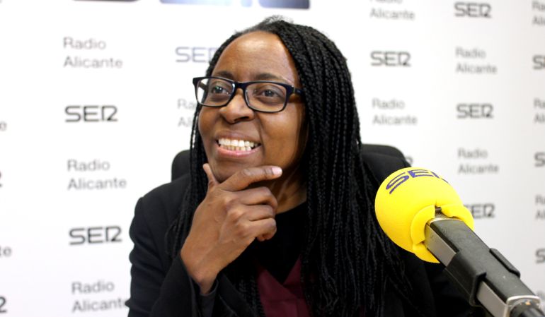 Rita Bosaho, diputada por Alicante de Es el Moment-Compromís-Podemos, en los micrófonos de Radio Alicante. Rita Bosaho, diputada por Alicante de Es el Moment-Compromís-Podemos, en los micrófonos de Radio Alicante.