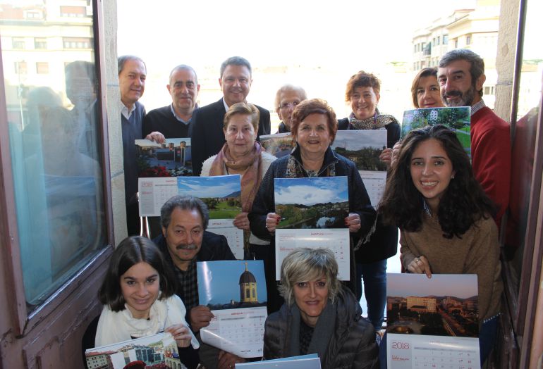 Presentación de las fotografías seleccionadas para el calendario municipal con sus creadores. 