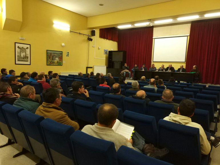 Asamblea constituyente de la comunidad de regantes "Tierra de Pinares" Asamblea constituyente de la comunidad de regantes "Tierra de Pinares"
