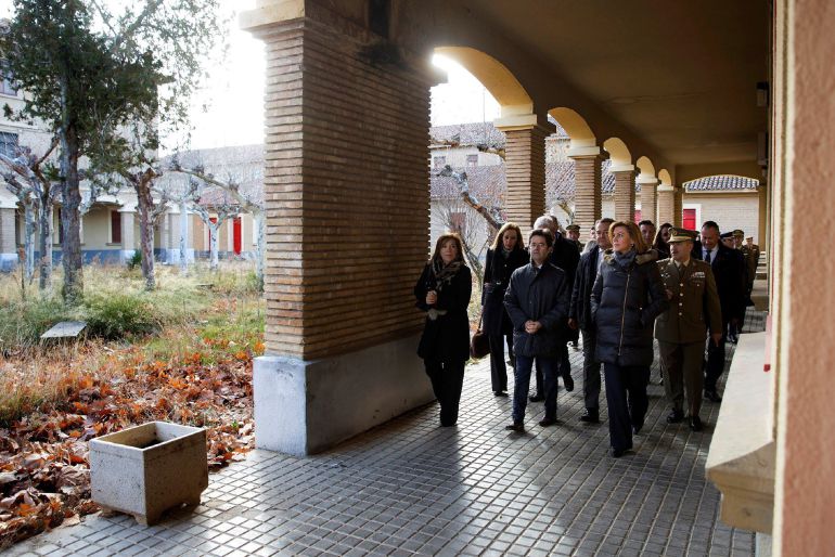 La ministra de Defensa, María Dolores de Cospedal, acompañada por el secretario de Estado de Defensa, Agustín Conde, durante la visita realizada a las instalaciones del acuartelamiento Sancho Ramírez de Huesca La ministra de Defensa, María Dolores de Cospedal, acompañada por el secretario de Estado de Defensa, Agustín Conde, durante la visita realizada a las instalaciones del acuartelamiento Sancho Ramírez de Huesca