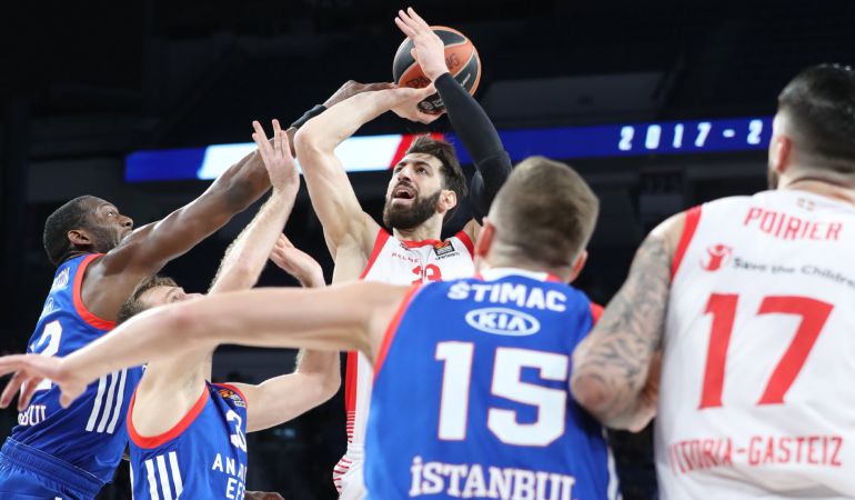 Shengelia trata de anotar ante la defensa de varios jugadores de Efes. Shengelia trata de anotar ante la defensa de varios jugadores de Efes.