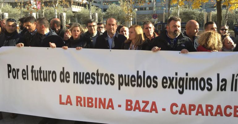 El alcalde de Pozo Alcón, Iván Cruz, junto a otros regidores durante la protesta que han protagonizadfo en Madrid. El alcalde de Pozo Alcón, Iván Cruz, junto a otros regidores durante la protesta que han protagonizadfo en Madrid.