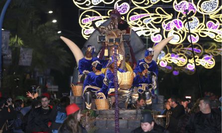 El rey Baltasar con su cortejo, a su paso por el centro de Alicante en la Cabalgata de 2017. El rey Baltasar con su cortejo, a su paso por el centro de Alicante en la Cabalgata de 2017.