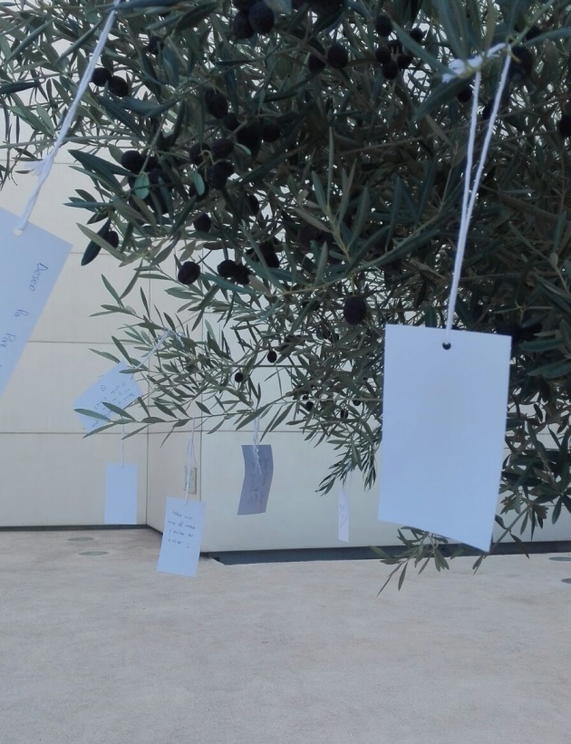 Detalle de 'El árbol de los deseos para la paz' a la entrada del C3A. Detalle de 'El árbol de los deseos para la paz' a la entrada del C3A.