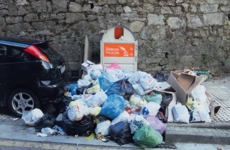 Imagen de archivo de varias bolsas de basuras tiradas en la calle de un municipio guipuzcoano