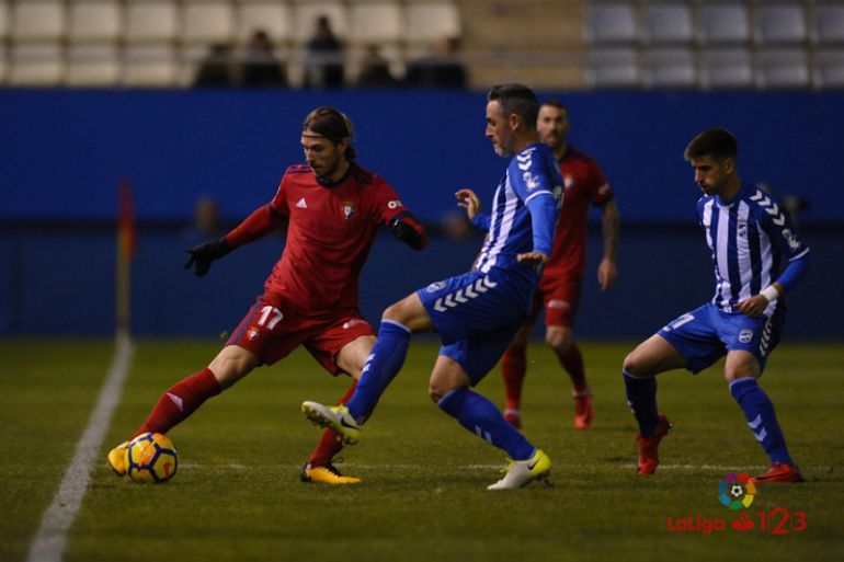 Abel Gómez presiona al visitante Xisco Abel Gómez presiona al visitante Xisco