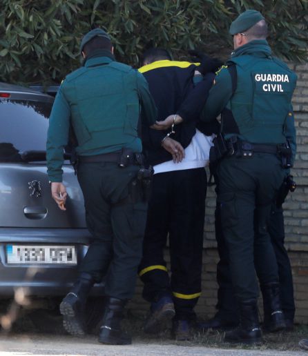 Agentes de la Guardia Civil conducen al coche policial a uno de los detenidos en el asalto al chalé de un empresario u Agentes de la Guardia Civil conducen al coche policial a uno de los detenidos en el asalto al chalé de un empresario u