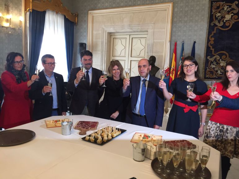 Imagen del brindis navideño en el Ayuntamiento de Alicante Imagen del brindis navideño en el Ayuntamiento de Alicante