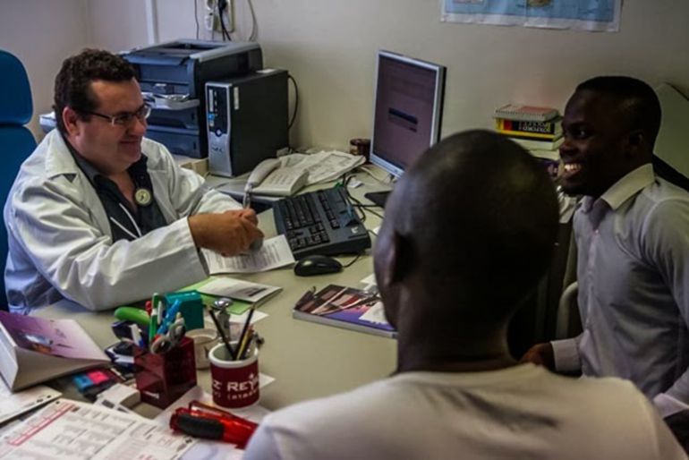 El doctor Diego Torrús, presidente de Medicus Mundi en la Comunitat Valenciana, en una consulta El doctor Diego Torrús, presidente de Medicus Mundi en la Comunitat Valenciana, en una consulta