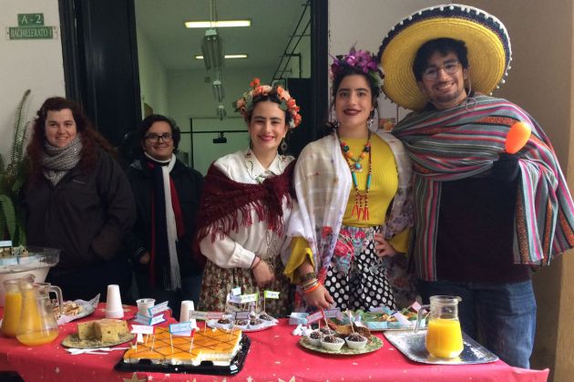 Alumnos y alumnas caracterizados como Frida Khalo , en una degustación desayunos mejicanos Alumnos y alumnas caracterizados como Frida Khalo , en una degustación desayunos mejicanos