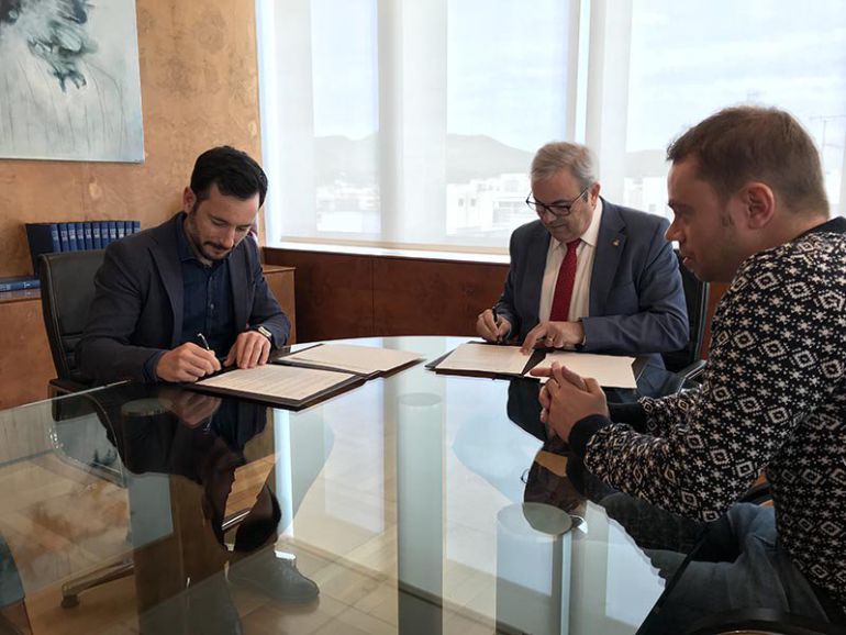 imagen de la firma de uno de los convenios imagen de la firma de uno de los convenios