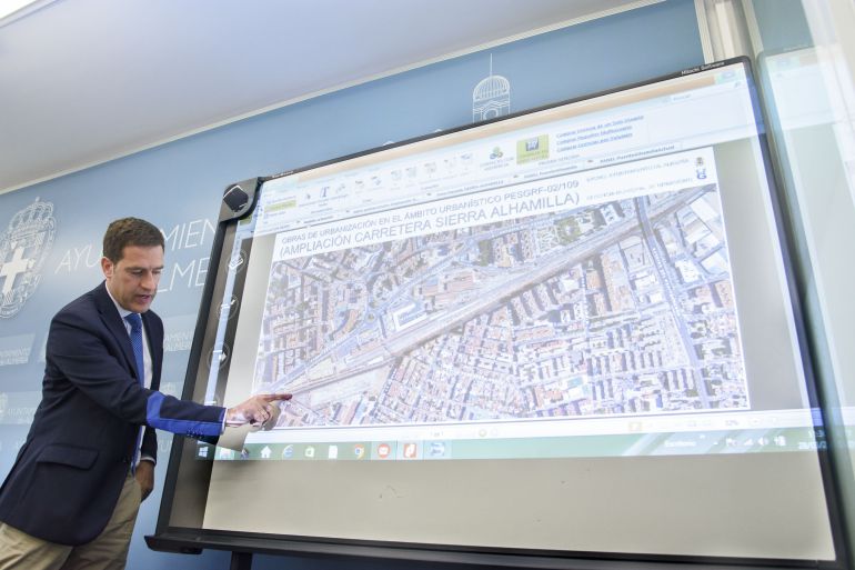 El concejal de Urbanismo, Castellón explica el proyecto. El concejal de Urbanismo, Castellón explica el proyecto.