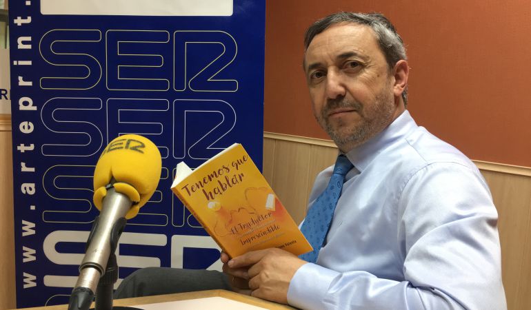 Chema Contreras nos presenta 'Tenemos que hablar' de Elisabeth G. Iborra y Bruno Valiente. Chema Contreras nos presenta 'Tenemos que hablar' de Elisabeth G. Iborra y Bruno Valiente.