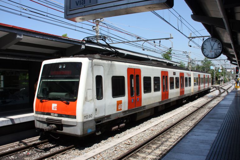 Un tren dels Ferrocarrils de la Generalitat en una estació Un tren dels Ferrocarrils de la Generalitat en una estació