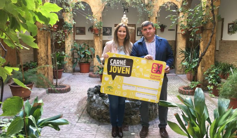 Ana Morillo, Coordinadora del IAJ, y Pedro Justicia, alcalde de Belmez de la Moraleda, tras la firma del convenio Ana Morillo, Coordinadora del IAJ, y Pedro Justicia, alcalde de Belmez de la Moraleda, tras la firma del convenio