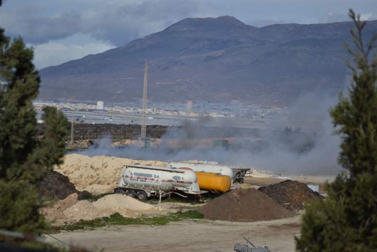 Arde de nuevo la planta de residuos de El Ejido. Arde de nuevo la planta de residuos de El Ejido.