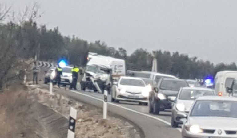 Furgoneta accidentada en la A-316 Furgoneta accidentada en la A-316
