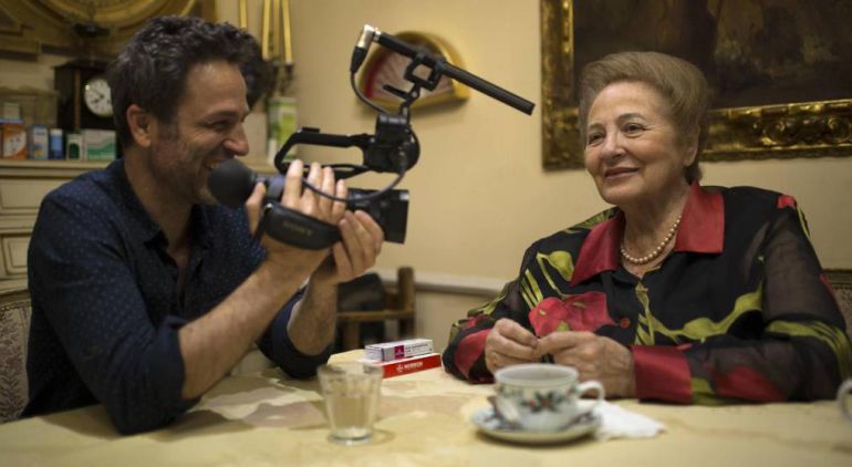 Gustavo Salmerón y su madre, Julita Salmerón, en una escena de la película 'Muchos hijos, un mono y un castillo'. Gustavo Salmerón y su madre, Julita Salmerón, en una escena de la película 'Muchos hijos, un mono y un castillo'.