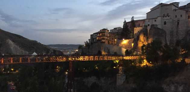 Las Casas Colgadas de Cuenca y el puente de San Pablo al atardecer. Las Casas Colgadas de Cuenca y el puente de San Pablo al atardecer.