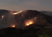 Más de centenar de efectivos trabajan en la extinción de un incendio de Vélez de Benaudalla