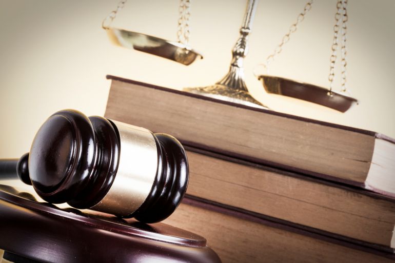 Condenan a 20 meses de cárcel al acusado de intentar lanzar a su esposa por el balcón Condenan a 20 meses de cárcel al acusado de intentar lanzar a su esposa por el balcón