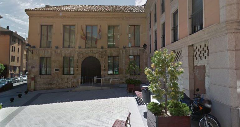 El bar al que se deniega la colocación de toldo se encuentra en las proximidades del edificio de la Casa del Cordón El bar al que se deniega la colocación de toldo se encuentra en las proximidades del edificio de la Casa del Cordón