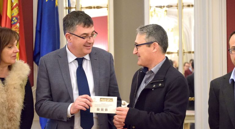 El síndic de Comptes entrega el informe al president de les Corts El síndic de Comptes entrega el informe al president de les Corts