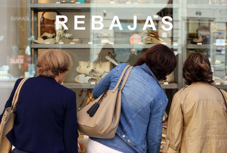 El comercio tradicional anticipa las rebajas y adelanta a las grandes superficies El comercio tradicional anticipa las rebajas y adelanta a las grandes superficies