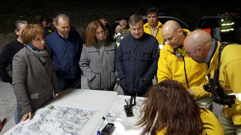 La delegada del gobierno, Sandra GArcía, el alcalde de Vélez, Francisco Gutierrez, La delegada de medioambiente, Inmaculada Oria y el subdelegado del gobierno, Francisco Fuentes son informados de la situación por los técnicos del Infoca en el Puesto de mando La delegada del gobierno, Sandra GArcía, el alcalde de Vélez, Francisco Gutierrez, La delegada de medioambiente, Inmaculada Oria y el subdelegado del gobierno, Francisco Fuentes son informados de la situación por los técnicos del Infoca en el Puesto de mando