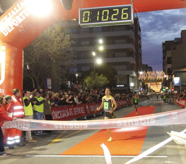 Mohamed Marhoum cruzando la línea de meta Mohamed Marhoum cruzando la línea de meta