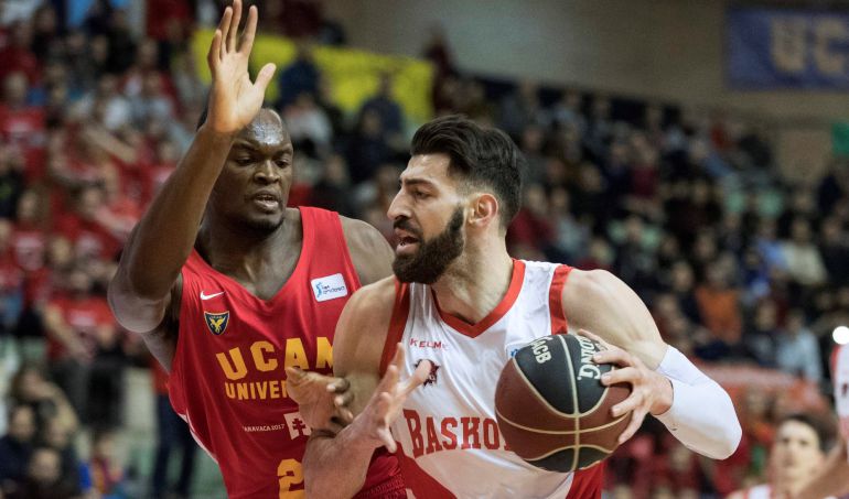 Toko Shengelia trata de anotar ante la defensa de Kevin Tumba. Toko Shengelia trata de anotar ante la defensa de Kevin Tumba.