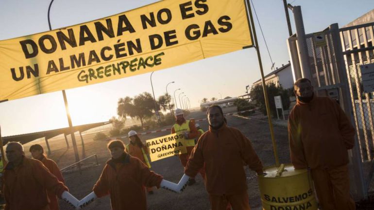 Protesta ecologista en noviembre de 2016 a las puertas de la instalación de Gas Natural (Archivo) Protesta ecologista en noviembre de 2016 a las puertas de la instalación de Gas Natural (Archivo)