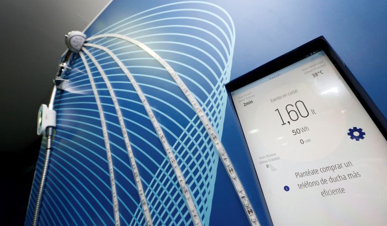 La Comisión Europea ha premiado a la empresa Aguas de Alicante y otros socios europeos, por el desarrollo de un innovador sensor que se coloca en la ducha e informa en una pantalla digital en tiempo real de los litros que se consumen y la temperatura del agua durante el baño La Comisión Europea ha premiado a la empresa Aguas de Alicante y otros socios europeos, por el desarrollo de un innovador sensor que se coloca en la ducha e informa en una pantalla digital en tiempo real de los litros que se consumen y la temperatura del agua durante el baño