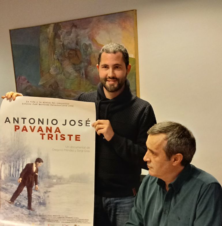 El productor Sergi Gras con el afiche de la película y el director Gregorio Méndez El productor Sergi Gras con el afiche de la película y el director Gregorio Méndez
