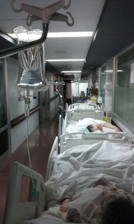 Pacientes hospitalizados en los pasillos de La Arrixaca Pacientes hospitalizados en los pasillos de La Arrixaca