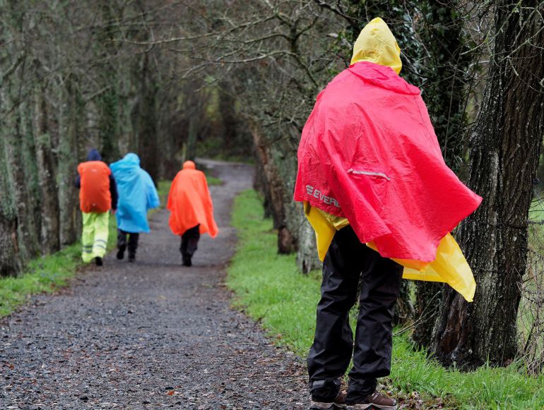 Peregrinos realizando el Camino de Santiago pese a las fuertes lluvias y las borrascas Peregrinos realizando el Camino de Santiago pese a las fuertes lluvias y las borrascas